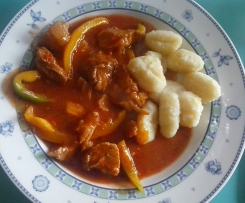 Gulasch ungarische Art mit Gnocchi