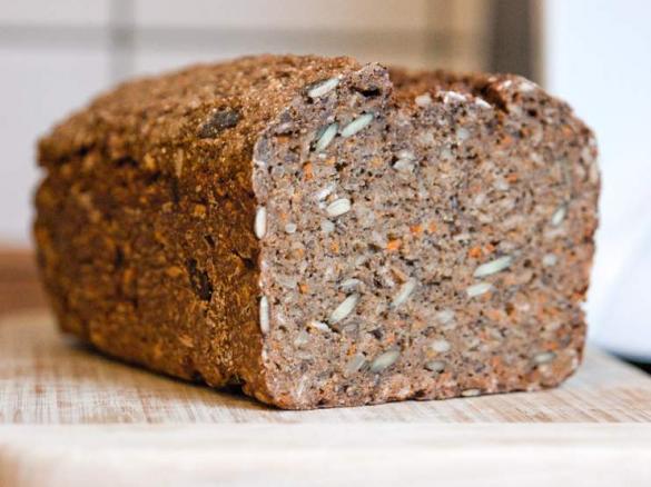 Dunkles Roggen-Dinkel-Vollkornbrot mit Chia-Samen / vegan