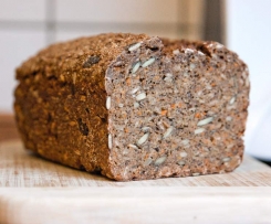 Dunkles Roggen-Dinkel-Vollkornbrot mit Chia-Samen / vegan