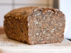 Dunkles Roggen-Dinkel-Vollkornbrot mit Chia-Samen / vegan