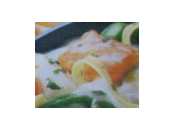 Variation von Spargel-Lachs-Pasta