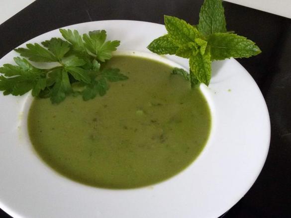 Erbsen-Minz-Suppe (lecker, leicht und fettarm)