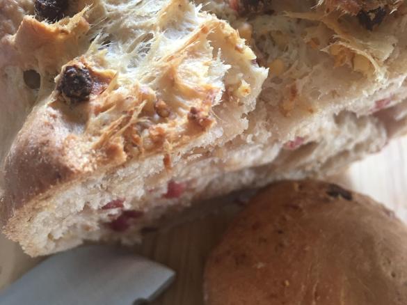 Pikanter Gugelhupf mit Speck und Walnüssen