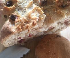 Pikanter Gugelhupf mit Speck und Walnüssen