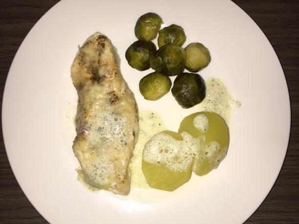 Käsehähnchen mit Rosenkohl und Bressosauce