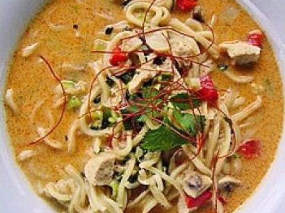 Thai Pikante Suppe mit Kokos-Hühnchen und Eiernudeln