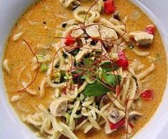 Thai Pikante Suppe mit Kokos-Hühnchen und Eiernudeln