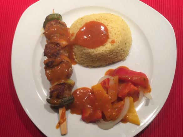 Lendenspieße mit Reis und feuriger Soße