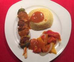 Lendenspieße mit Reis und feuriger Soße