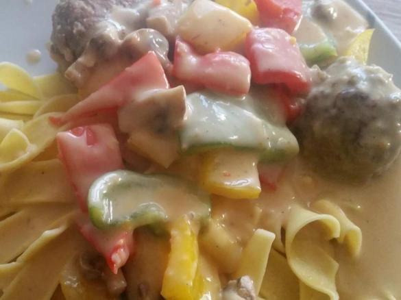 Hackbällchen mit Paprika-Joghurtsoße