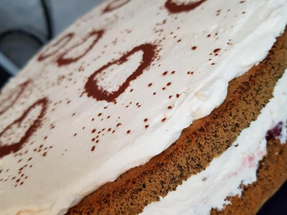 Mohntorte mit Preiselbeeren und Bananen