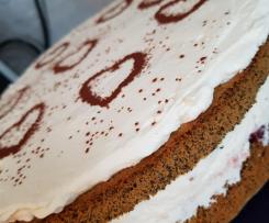 Mohntorte mit Preiselbeeren und Bananen