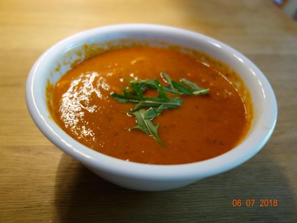Tomaten Paprika Cremesuppe mit Ruccola