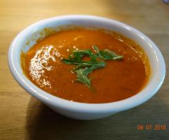 Tomaten Paprika Cremesuppe mit Ruccola