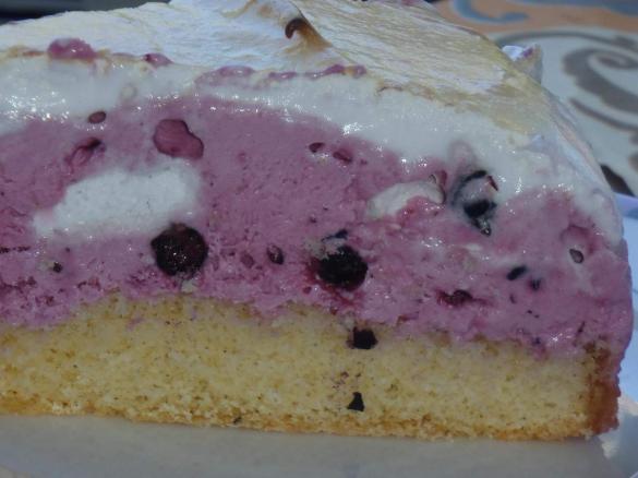 Geeiste schwarze Johannisbeer-Torte (Baked Alaska)