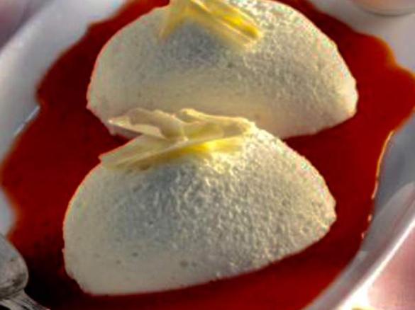 Weißes Mousse Ruck Zuck auf Erdbeerspiegel