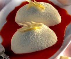 Weißes Mousse Ruck Zuck auf Erdbeerspiegel