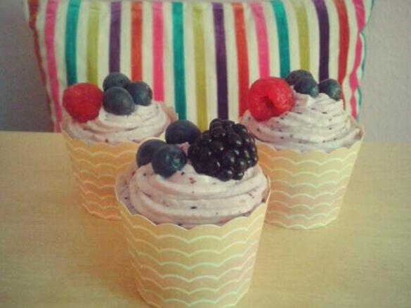 Mango-Beeren-Cupcakes