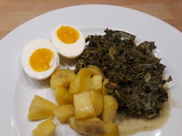 Grünkohl vegetarisch mit Kartoffeln und Ei