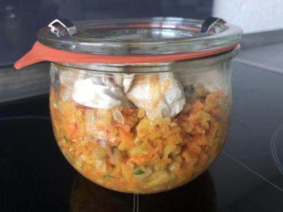 Karotten-Apfel-Salat mit Hühnchen, gerösteten Erdnüssen und Koriander