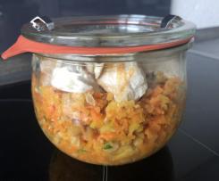 Karotten-Apfel-Salat mit Hühnchen, gerösteten Erdnüssen und Koriander