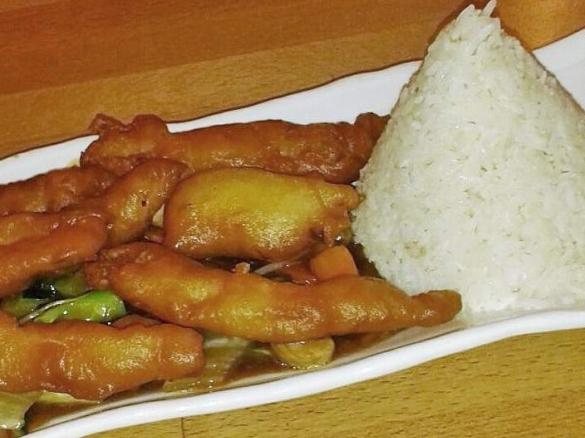 japanisches Gemüse mit Backfisch, Yuzu-Sauce und Reis - Kibbeling asiatisch