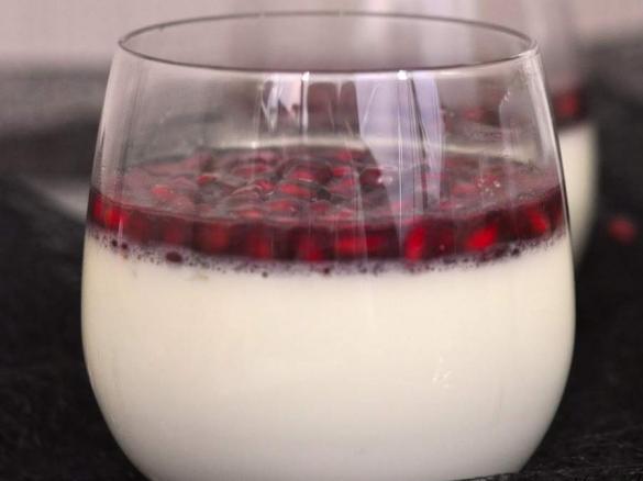 Joghurt-Panna-Cotta mit Granatapfelsoße