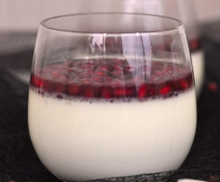 Joghurt-Panna-Cotta mit Granatapfelsoße