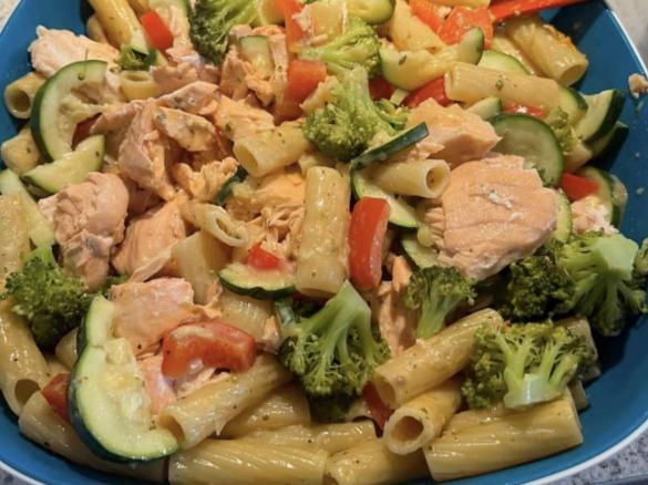 Nudelpfanne mediterran mit Lachs o Hühnchen