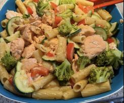 Nudelpfanne mediterran mit Lachs o Hühnchen