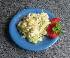 Eisbergsalat mit hausgemachter kalorienarmer Sosse