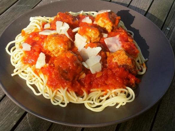 Hackbällchen in Tomatensoße mit Spaghetti