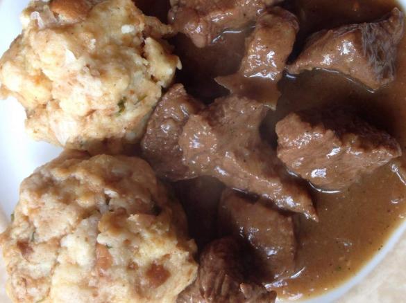 Malzbiergulasch mit Semmelknödel (all in one)