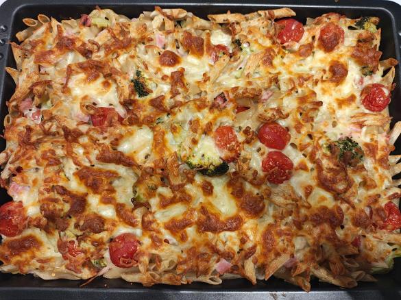 Nudel-Brokkoli-Tomaten-Schinken-Auflauf