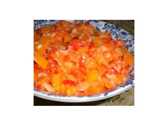 Frischer Paprikasalat