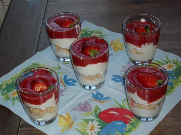 Variation von Mascarponequarkcreme mit Beerenpüree