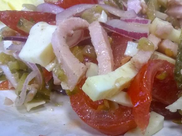 feuriger Wurstsalat mit frischem Röstbrot