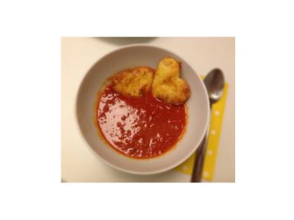 rotes Valentinssüppchen mit Parmesanherzen