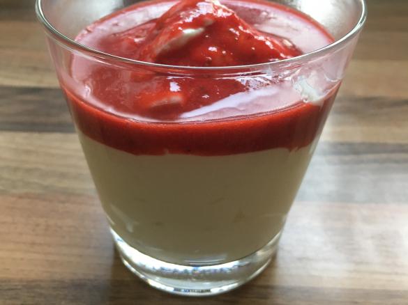 Magerquark mit Warmer Erdbeersoße