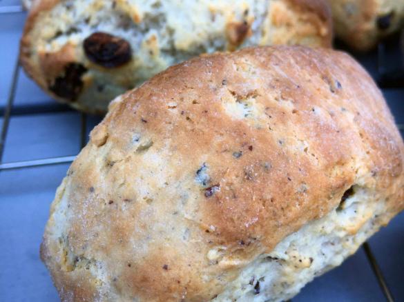 Rosinen-Quark-Brötchen mit Haselnüssen