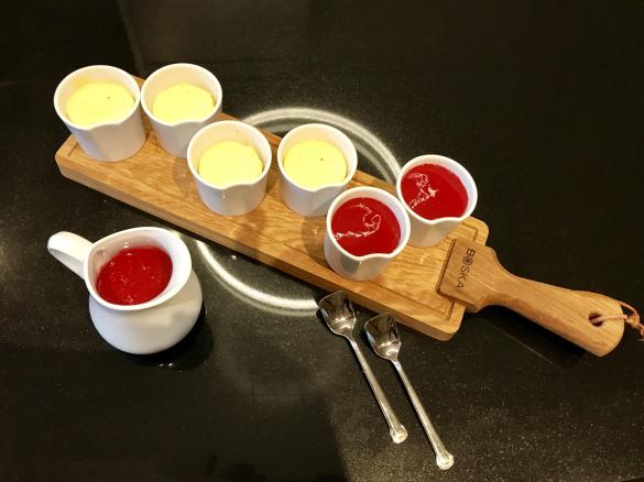 Mini-Cheesecakes mit Himbeersauce