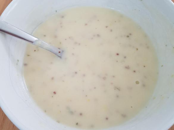 Kartoffelcremesuppe mit körnigem Senf