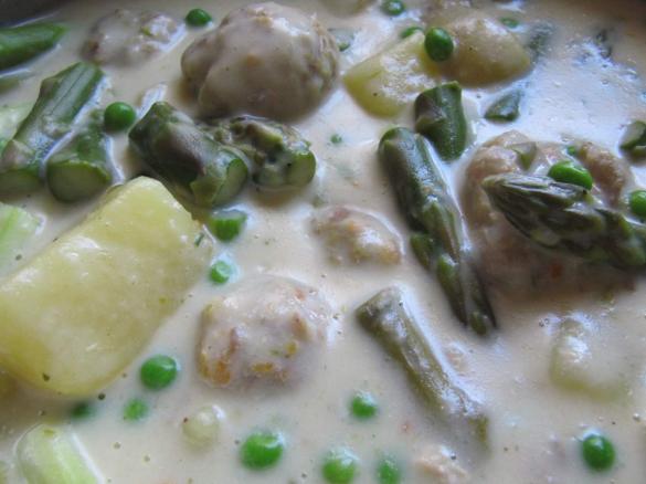 Spargeleintopf mit Fleischklößchen