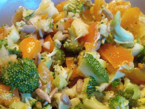 Variation von Brokkolisalat: mit Zucchini