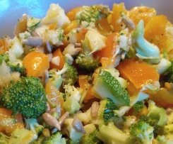 Variation von Brokkolisalat: mit Zucchini