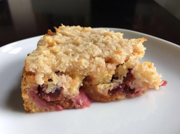 Zwetschgen unter einer Haube von Kokosmakronen