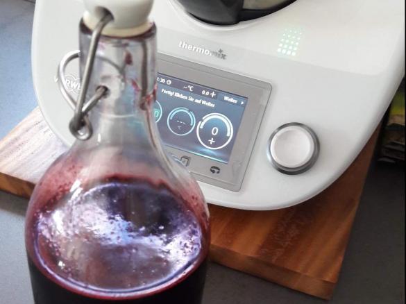 Sirop de Cassis (Sirup von schwarzen Johannisbeeren)