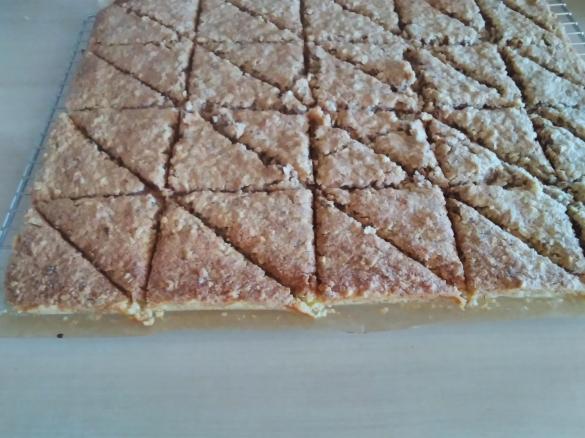 Nussecken mit Makronenbutterbelag