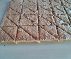 Nussecken mit Makronenbutterbelag