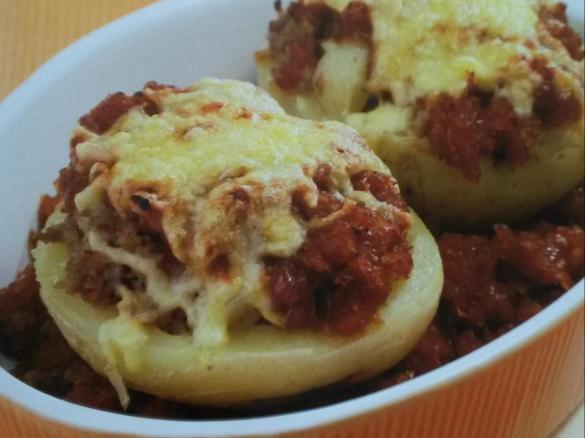 Kartoffelhälften mit Hackfleisch und Zwiebeln